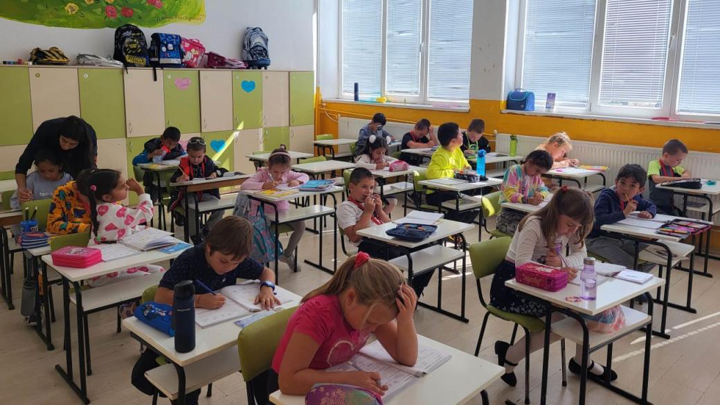 Образование в криза: Високи заплати за учителите, ниски резултати за учениците