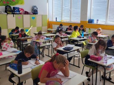 Образование в криза: Високи заплати за учителите, ниски резултати за учениците