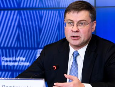 Домбровскис: България още има шанс за еврото от 2026 г., но трябва да се потруди