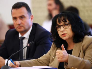 „Обезкървяване“ на енергетиката: Петкова прибира целия дивидент на енергийните компании