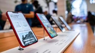 Apple атакува широкия пазар с нов „евтин“ iPhone