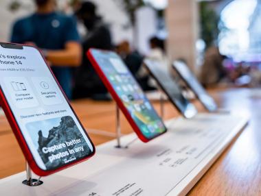 Apple атакува широкия пазар с нов „евтин“ iPhone