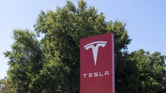 Tesla придобива дял във фалирала германска компания