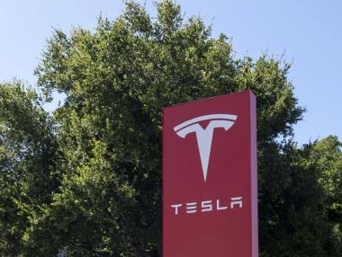 Tesla придобива дял във фалирала германска компания
