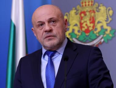 Томислав Дончев все пак ще спасява парите по ПВУ, но с две завързани ръце