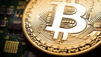 Мита и хакери: Сривът на биткойн продължава