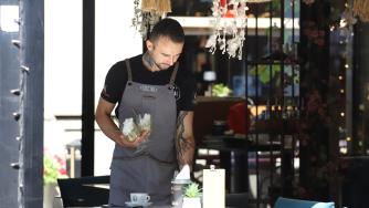 Заплатите през 2024 г. – ръст при сервитьори и строители, забавяне при IT и миньори