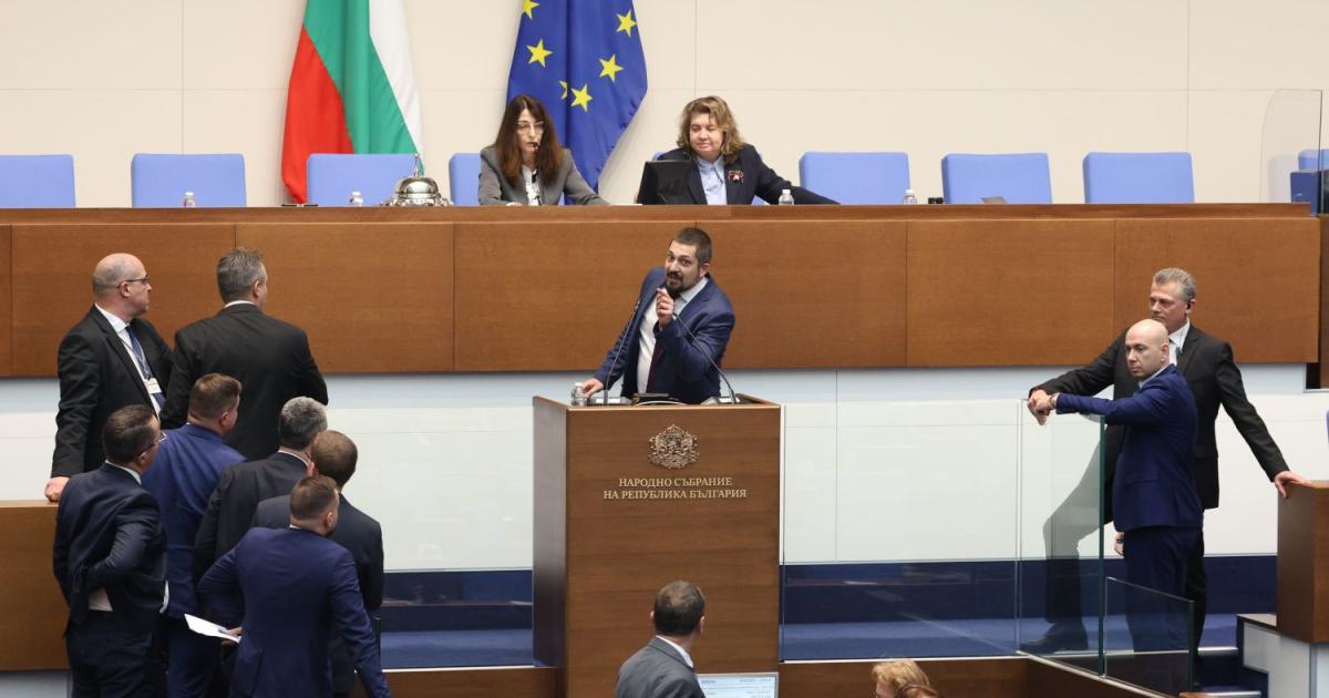 Работата на парламента беше блокирана за кратко. Народните представители трябваше