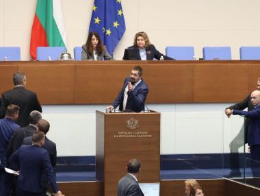 Поредно изстъпление на „Възраждане“: Блокираха работата на парламента