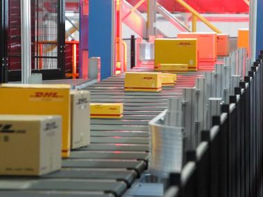DHL съкращава 8000 работни места в опит да намали разходите си