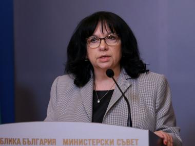 „Не виждам проблем“: Петкова защити идеята си да финансира държавни фирми с дълг