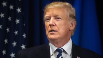 Тръмп обвини „глобалистите“ за масовите пазарни разпродажби в САЩ