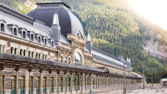 Бивши жп гари живеят нов живот като луксозни хотели в Европа