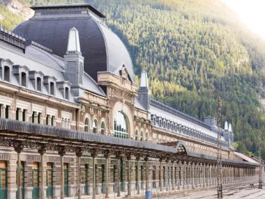 Бивши жп гари живеят нов живот като луксозни хотели в Европа