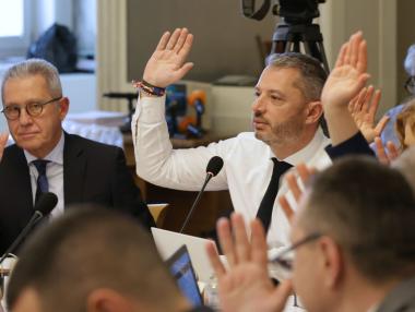 ГЕРБ, ИТН и БСП подкрепиха Пеевски в идеята му за държавна верига магазини