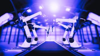 Без хора и светлина: Революционната „тъмна фабрика“, която произвежда смартфон всяка секунда