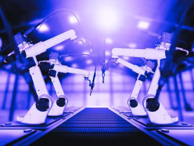 Без хора и светлина: Революционната „тъмна фабрика“, която произвежда смартфон всяка секунда