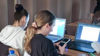 По-образовани и заинтересовани: Какви са нагласите сред младежите в България?