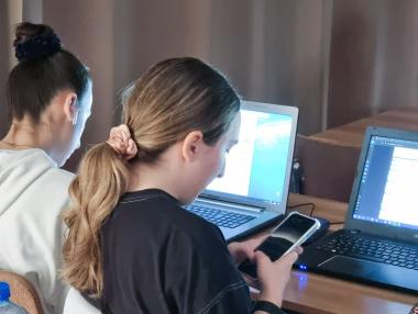 По-образовани и заинтересовани: Какви са нагласите сред младежите в България?