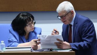 Вечерни новини: Последният бюджет в лева беше приет; Не достигат парите за магистрала до Русе