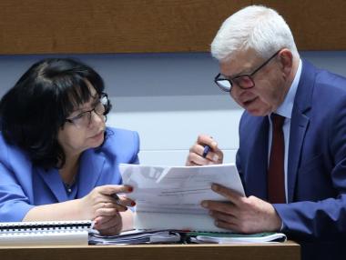 Вечерни новини: Последният бюджет в лева беше приет; Не достигат парите за магистрала до Русе