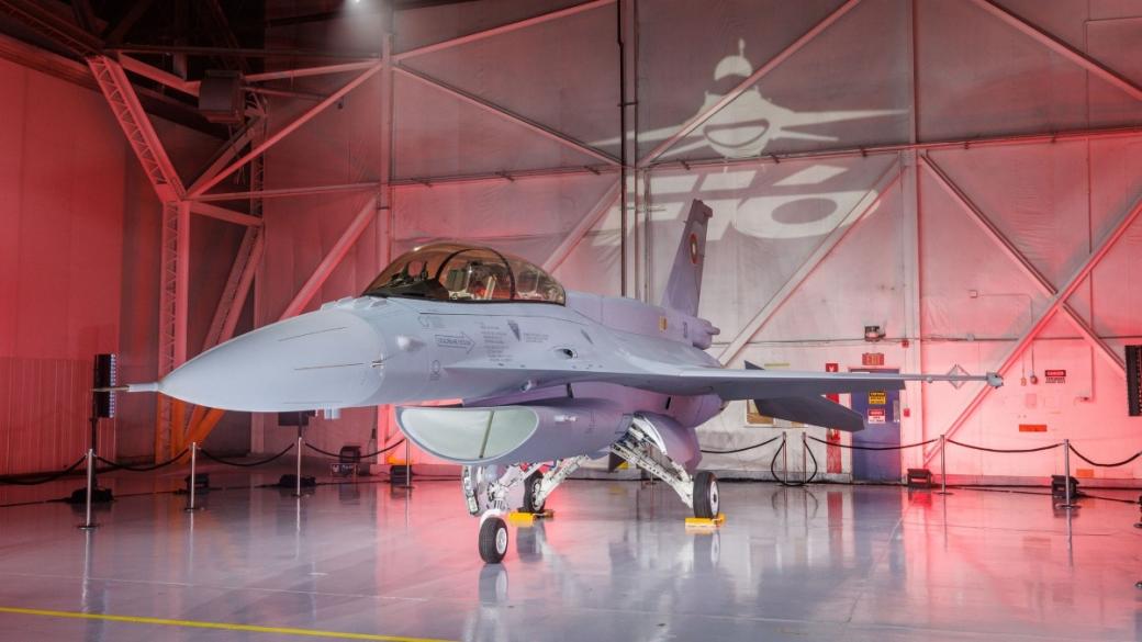 Първият изтребител F-16 кацна в България (видео)