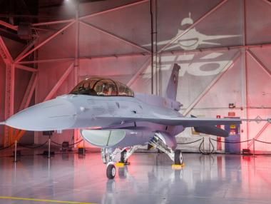 Първият изтребител F-16 кацна в България (видео)