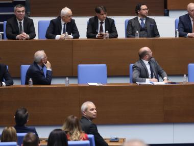 Кабинетът „Желязков“ оцеля в първия си вот на недоверие