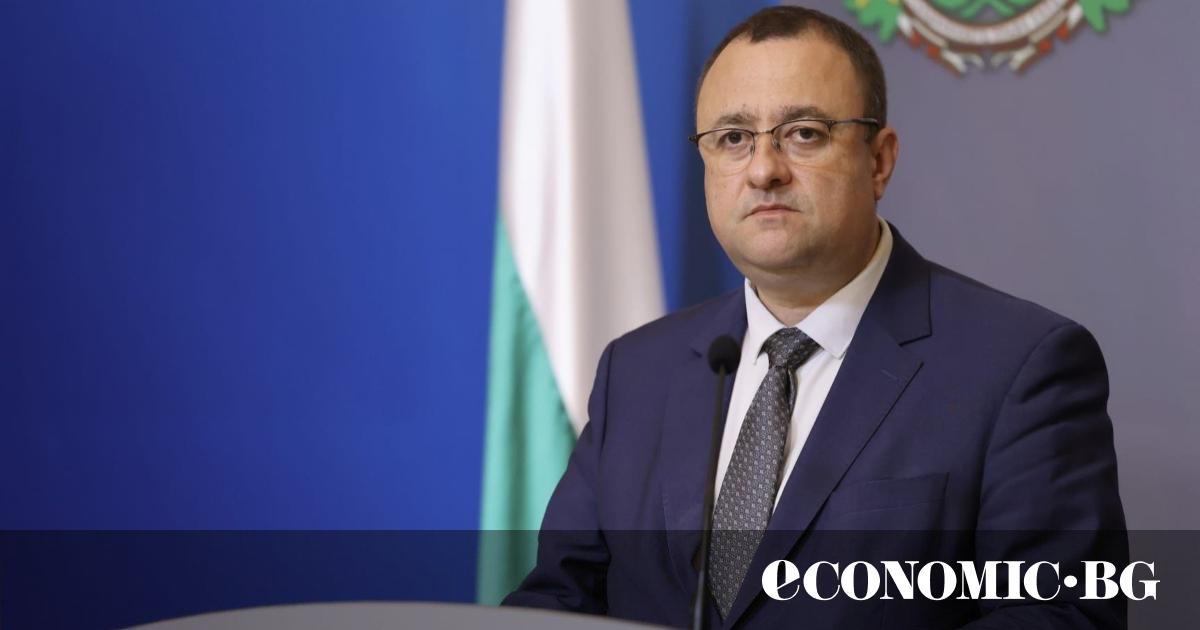 Министърът на регионалното развитие Иван Иванов иска оставките на директор