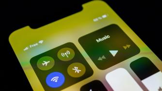 Apple транспортира тонове iPhone-и, за да избегне митата на Тръмп