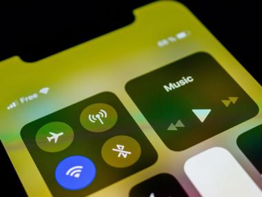 Apple транспортира тонове iPhone-и, за да избегне митата на Тръмп