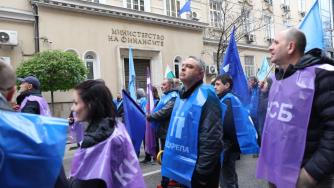 МФ: Кметовете са отговорни за заплатите в общинските транспортни фирми