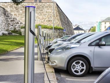 Глобалните продажби на електромобили нараснаха с 30% през март