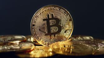 Биткойн отново премина прага от 90 000 долара