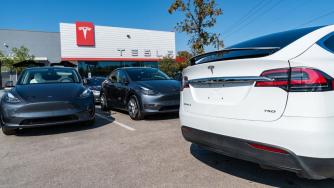 Приходите на Tesla от продажба на коли се сринаха с 20%