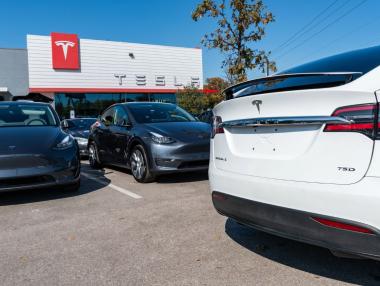 Приходите на Tesla от продажба на коли се сринаха с 20%