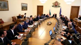 Правителството смени трима областни управители