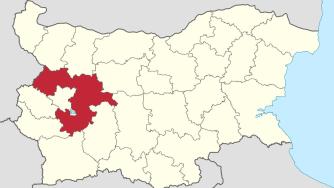 Област София: големи инвестиции и заплати, слабо образование и лоши пътища