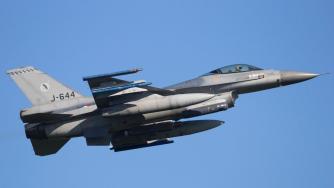 Дефицитът се раздува през парадния вход и с аплодисменти