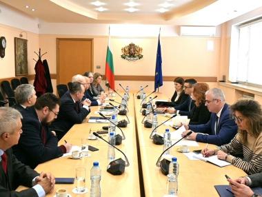 Бизнесът и синдикатите с остри позиции срещу референдума за еврото