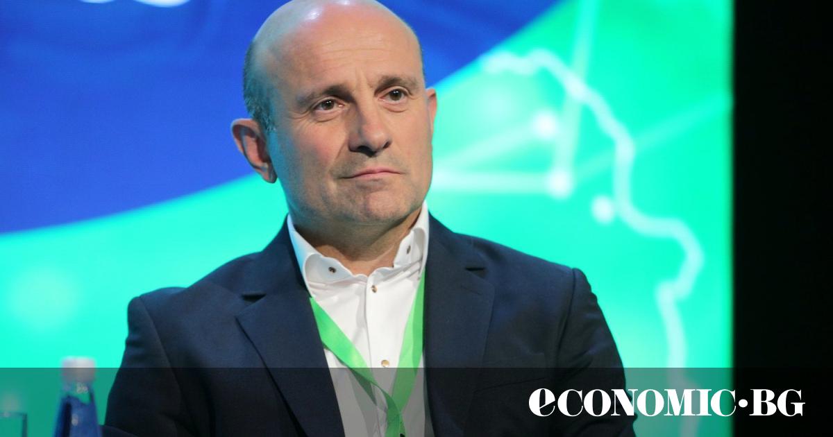 Мартин Дановски е икономист с над 20 години опит в