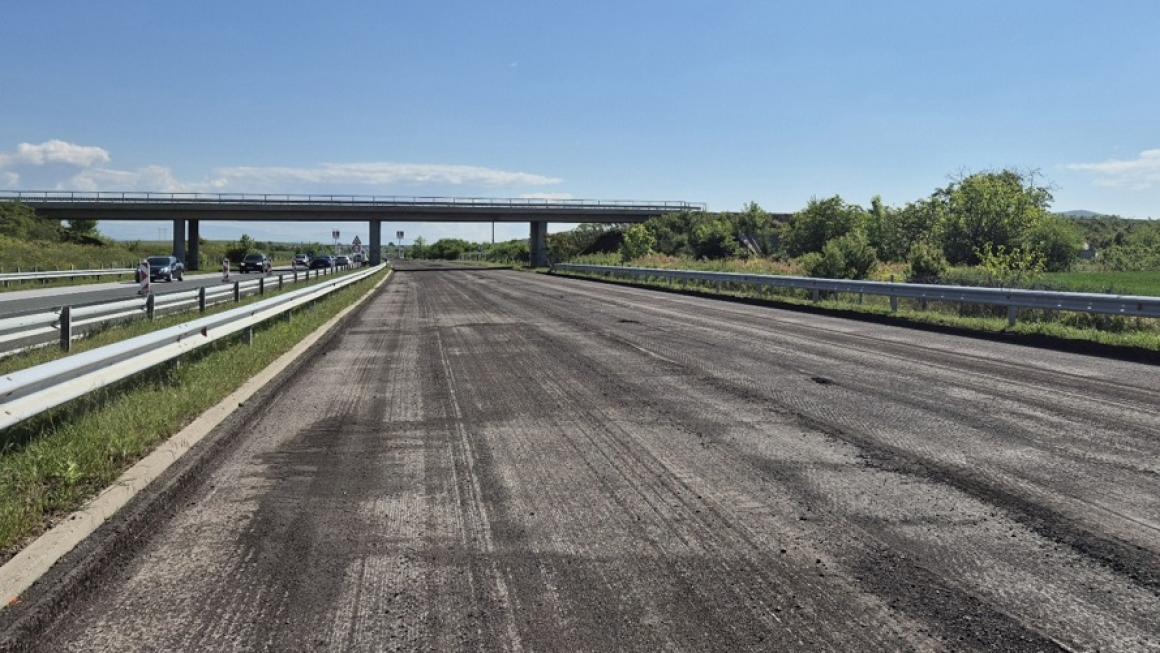 Галерия :: Снимка 2 :: Как вървят ремонтите по „Тракия“ (галерия)}