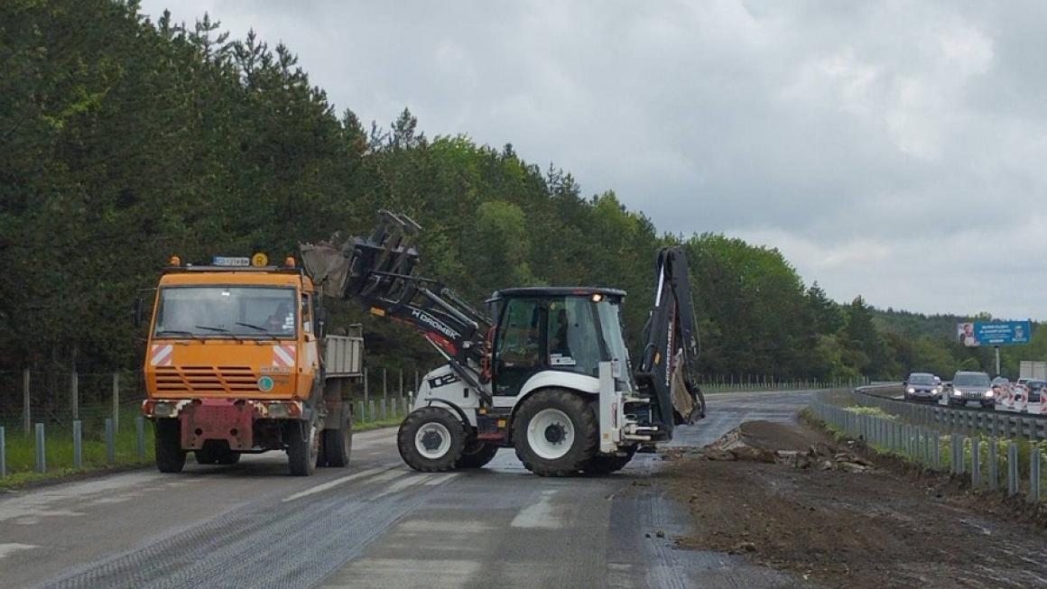 Галерия :: Снимка 6 :: Как вървят ремонтите по „Тракия“ (галерия)}