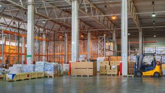 Вносителите на китайски стоки в САЩ се състезават за митнически складове