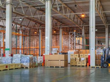 Вносителите на китайски стоки в САЩ се състезават за митнически складове