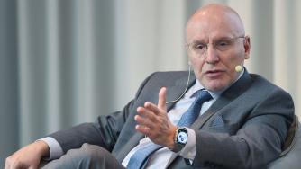 Управителят на БНБ отрече да знае предварително резултата от докладите за еврото