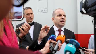 Караджов обеща експресни влакове до морето и жп връзка с летище Бургас