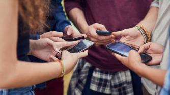 От Facebook до TikTok: Как се променя информационната диета на младите българи