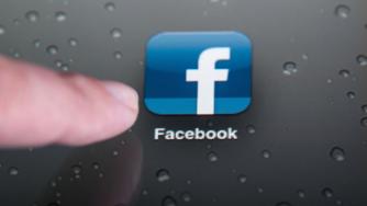 Facebook вече „храни“ своя AI с вашите данни: Защо това е проблем и какво може да се направи?