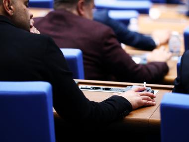 Пътят към ускорено развитие на ВЕИ се отваря: НС отхвърли ветото на Радев